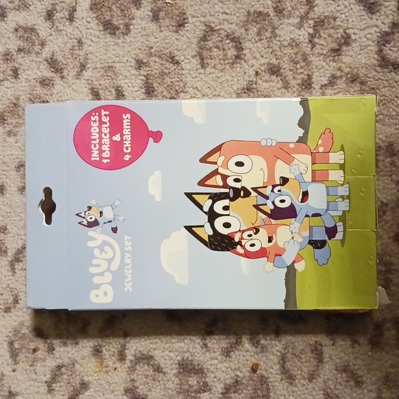 BLUEY JEWELRY SET 1 BRACELET AND 4 CHARMS - Picture 3 of 3